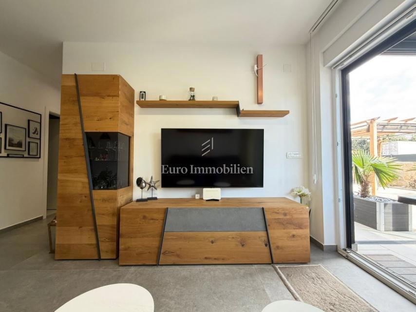 Novalja - apartma z velikim dvoriščem blizu plaže