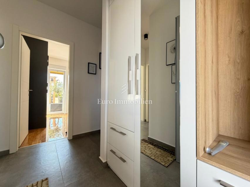 Novalja - apartma z velikim dvoriščem blizu plaže