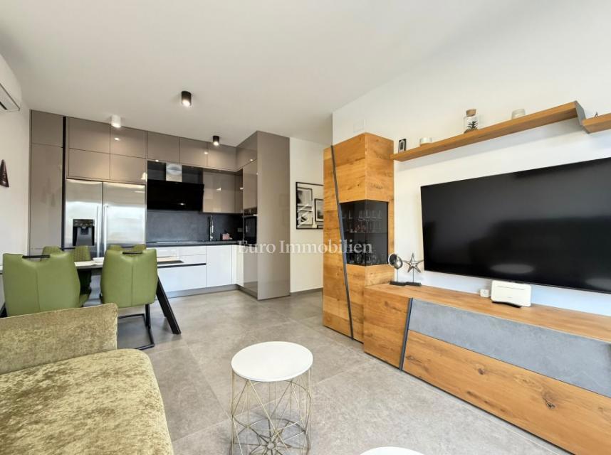 Novalja - apartma z velikim dvoriščem blizu plaže