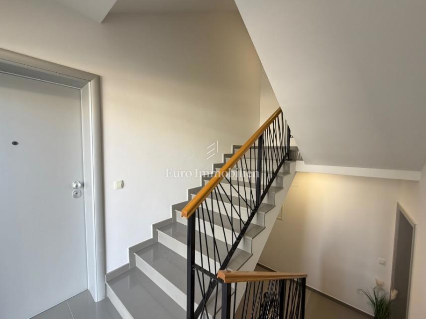 Novalja - apartma z velikim dvoriščem blizu plaže