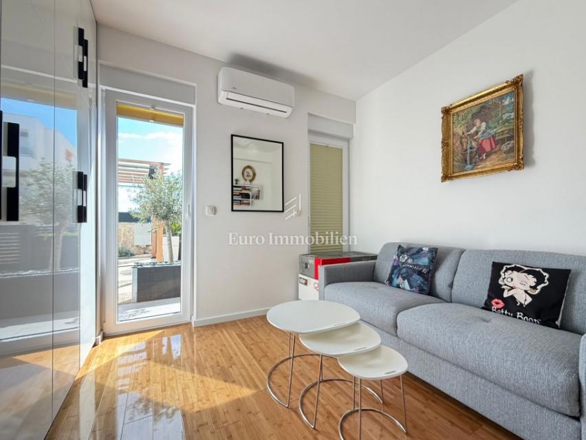 Novalja - apartma z velikim dvoriščem blizu plaže