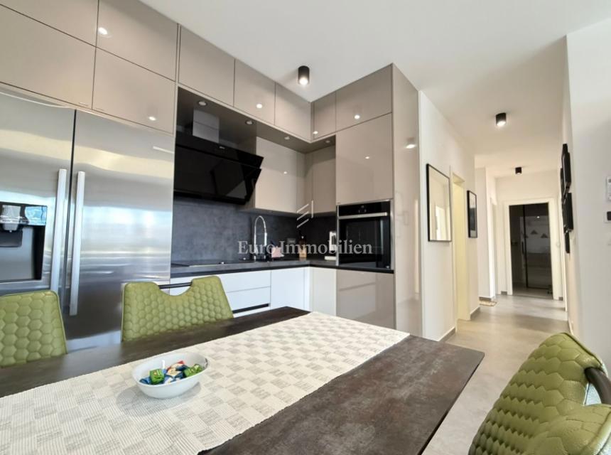 Novalja - apartma z velikim dvoriščem blizu plaže