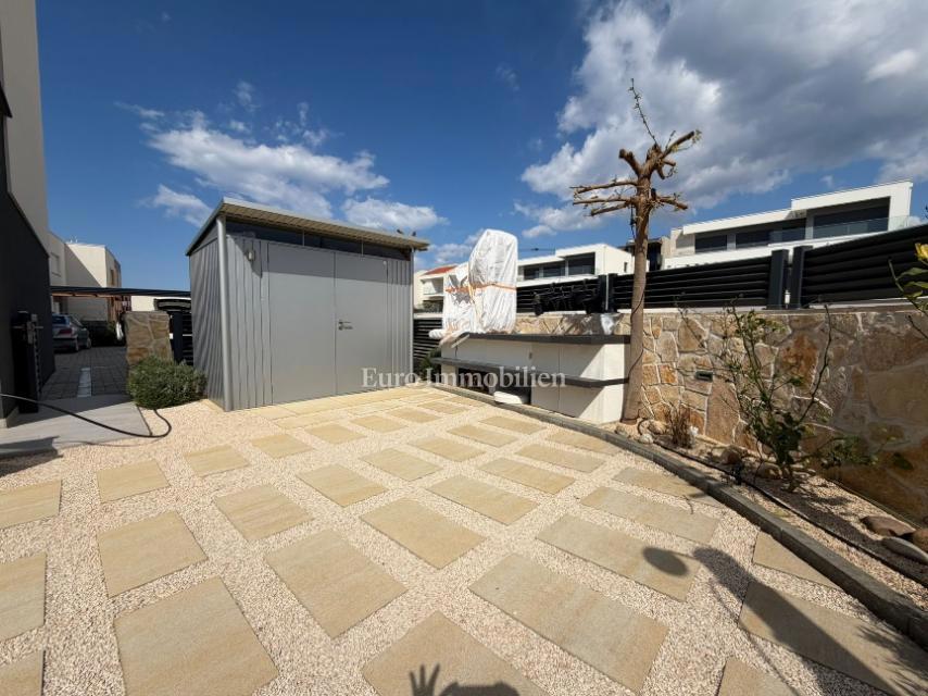 Novalja - apartma z velikim dvoriščem blizu plaže