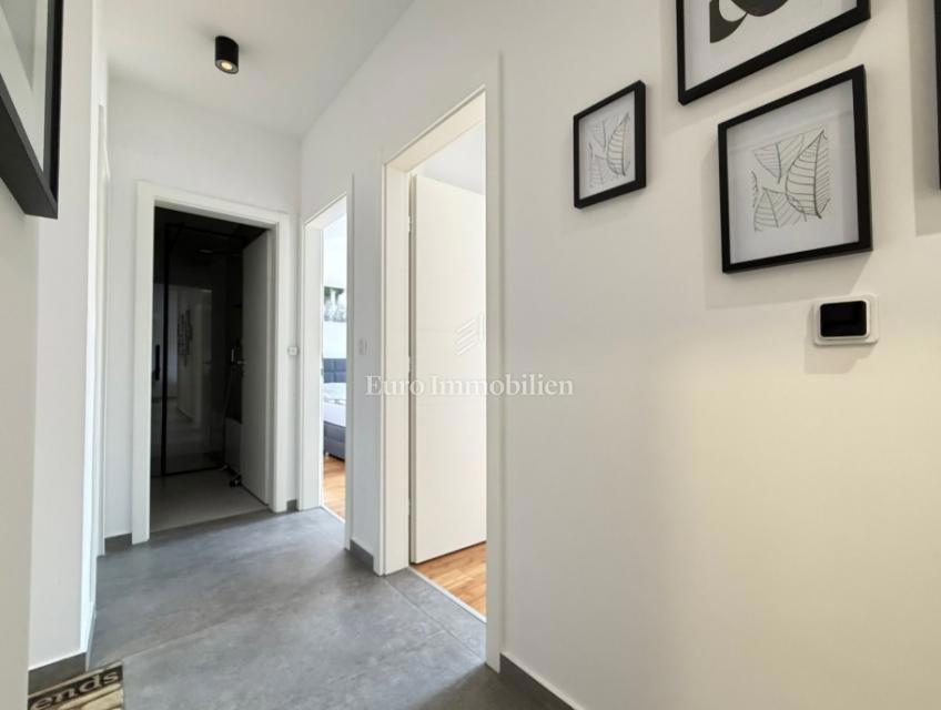 Novalja - apartma z velikim dvoriščem blizu plaže