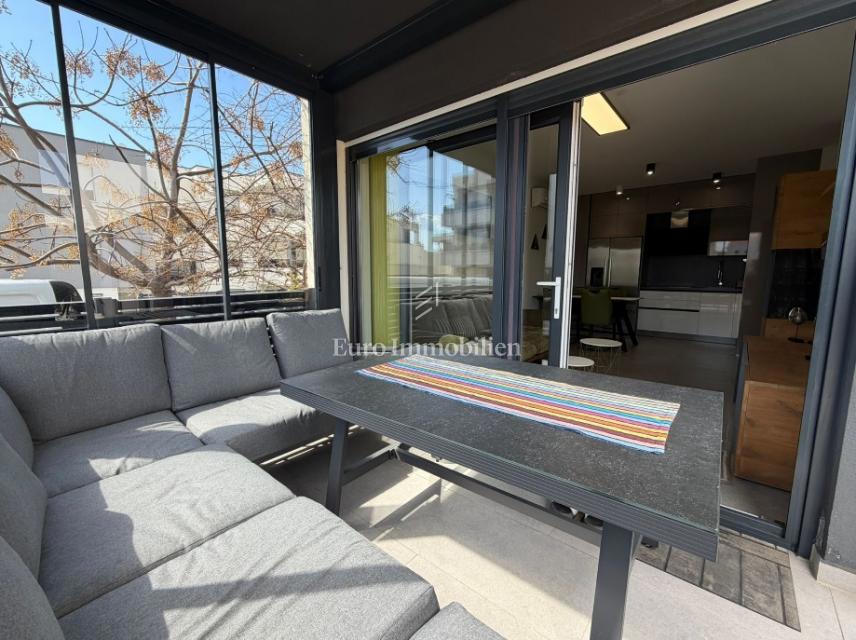 Novalja - apartma z velikim dvoriščem blizu plaže