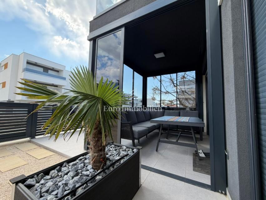 Novalja - apartma z velikim dvoriščem blizu plaže