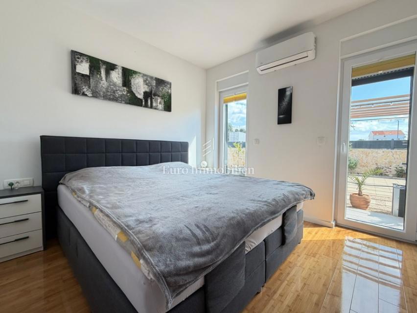 Novalja - apartma z velikim dvoriščem blizu plaže