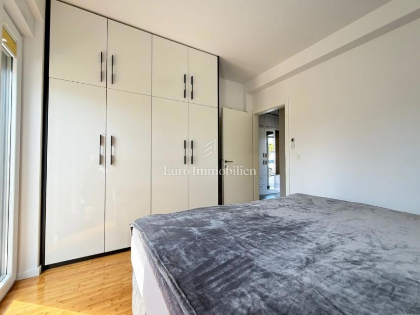 Novalja - apartma z velikim dvoriščem blizu plaže