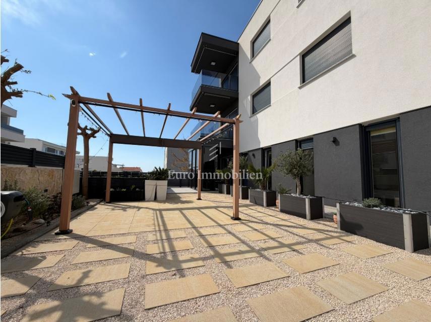 Novalja - apartma z velikim dvoriščem blizu plaže