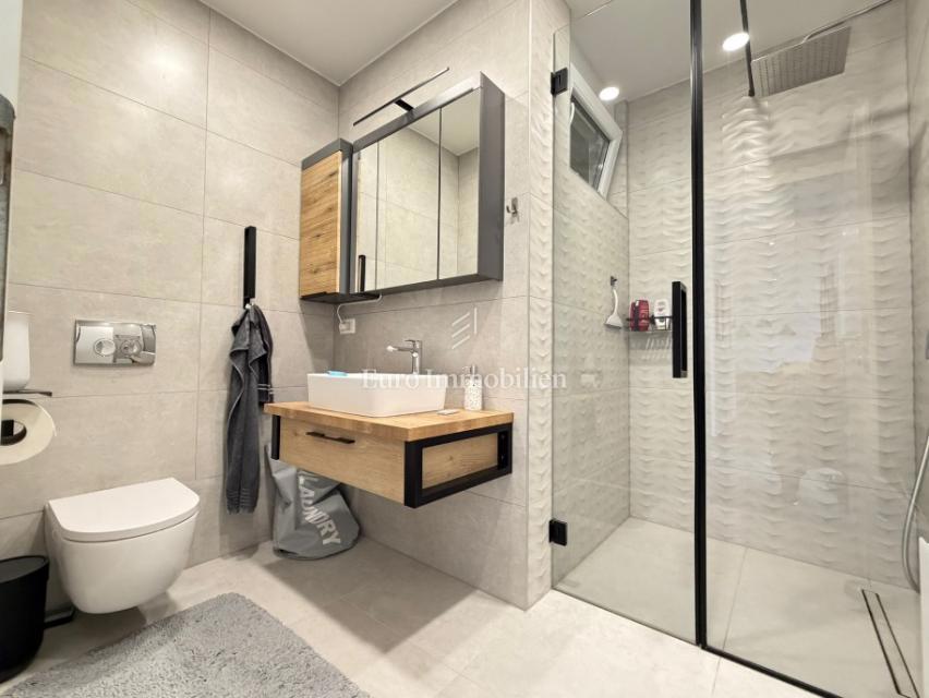 Novalja - apartma z velikim dvoriščem blizu plaže