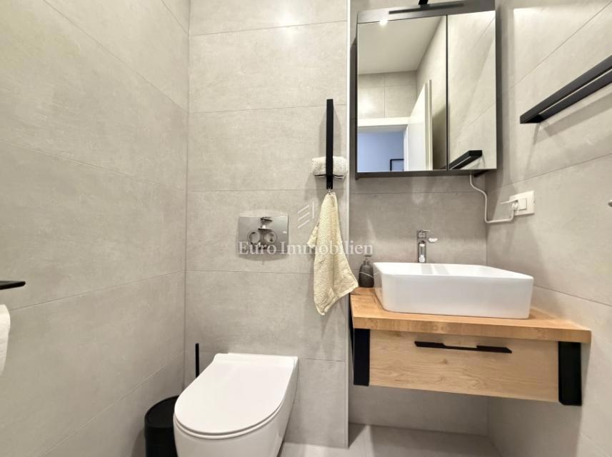 Novalja - apartma z velikim dvoriščem blizu plaže