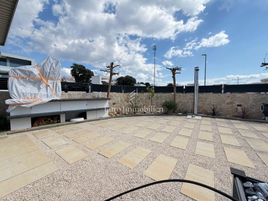 Novalja - apartma z velikim dvoriščem blizu plaže