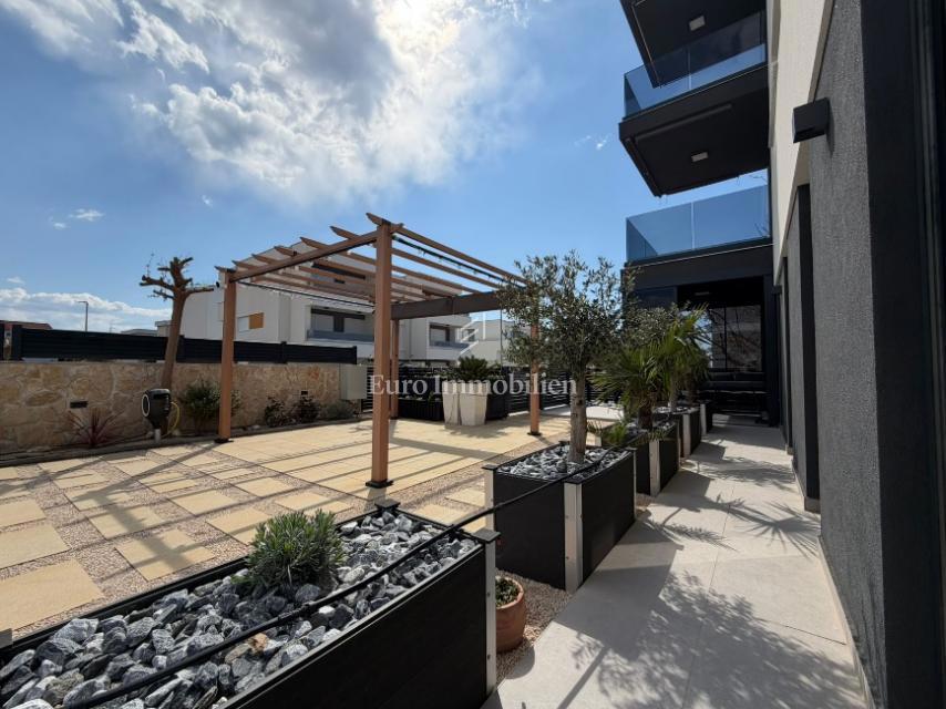 Novalja - apartma z velikim dvoriščem blizu plaže