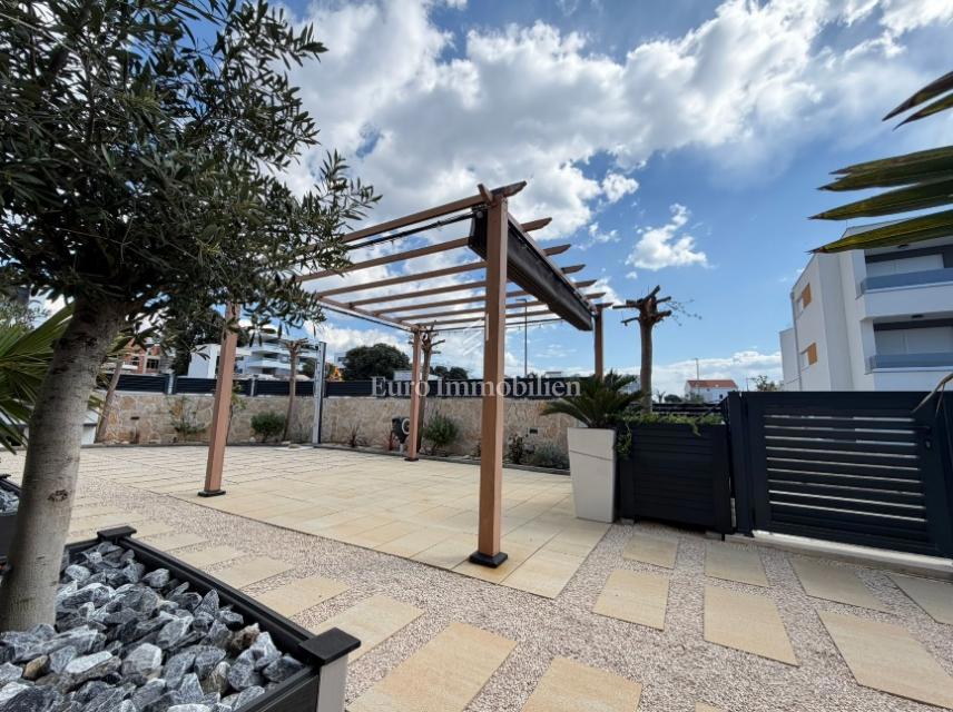 Novalja - apartma z velikim dvoriščem blizu plaže