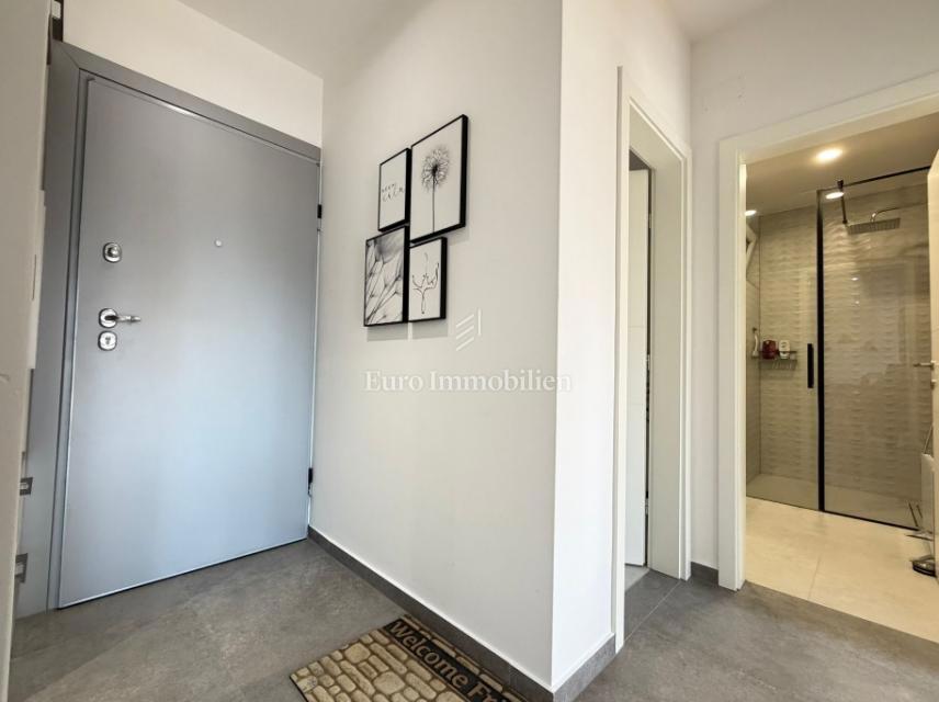 Novalja - apartma z velikim dvoriščem blizu plaže