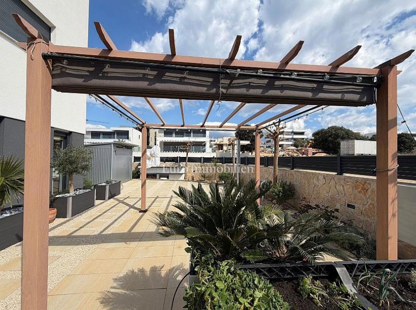 Novalja - apartma z velikim dvoriščem blizu plaže