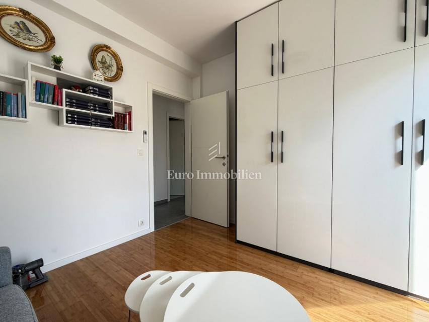 Novalja - apartma z velikim dvoriščem blizu plaže