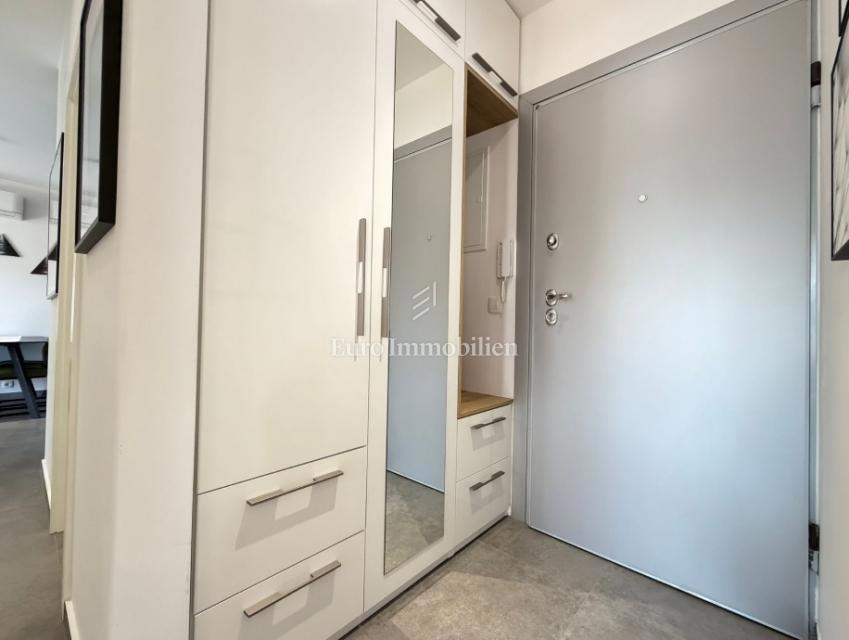 Novalja - apartma z velikim dvoriščem blizu plaže