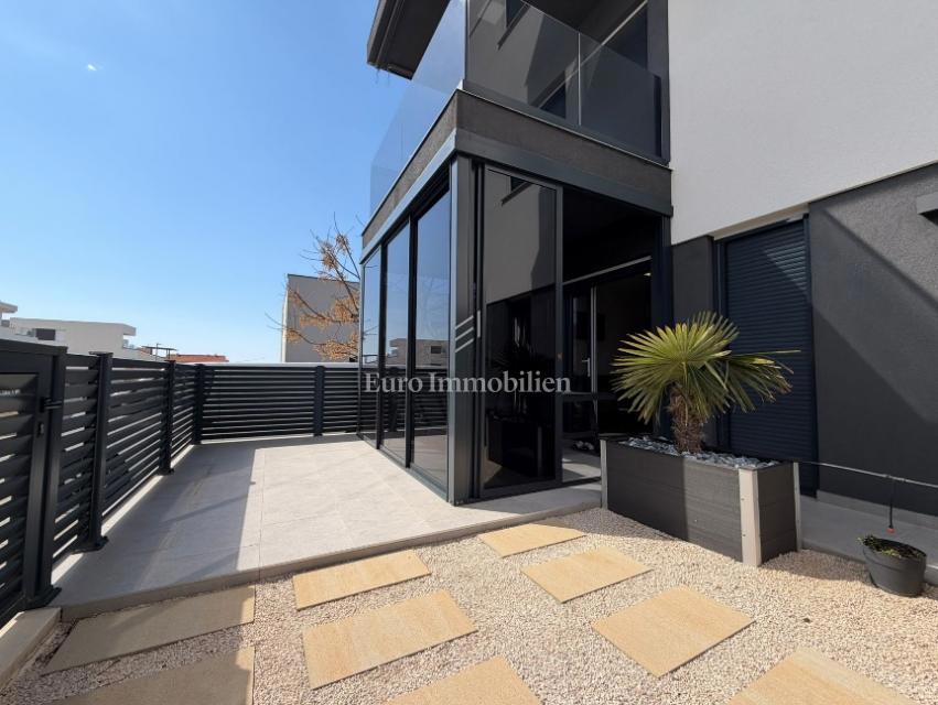 Novalja - apartma z velikim dvoriščem blizu plaže