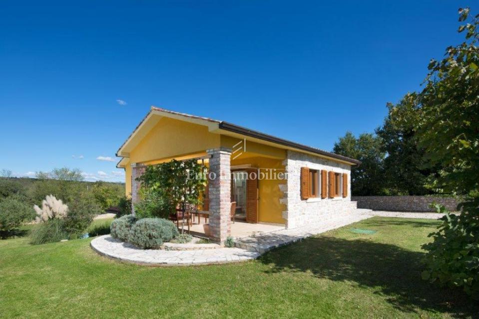 Okolica Labina - hiša z bazenom na mirni lokaciji