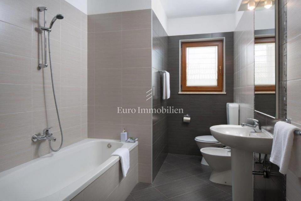 Okolica Labina - hiša z bazenom na mirni lokaciji