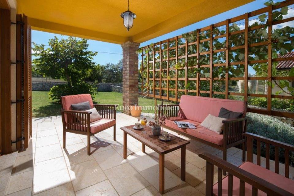 Okolica Labina - hiša z bazenom na mirni lokaciji