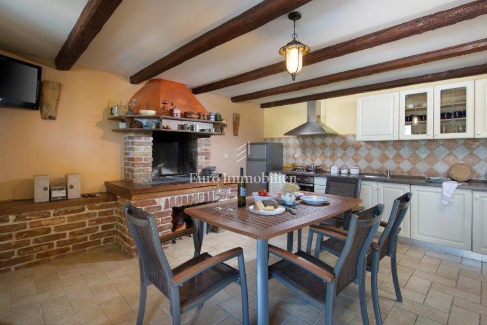 Okolica Labina - hiša z bazenom na mirni lokaciji