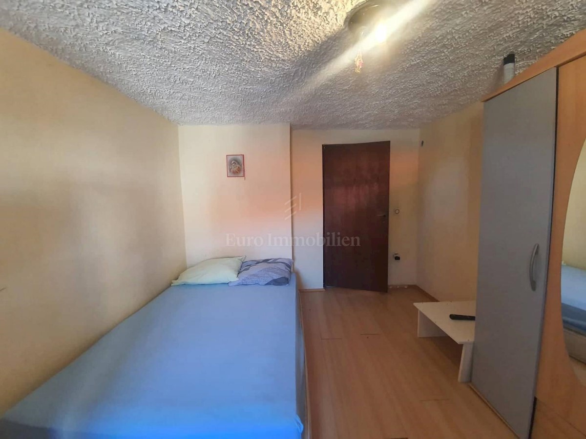 Kamnita hiša v nizu s pogledom na morje