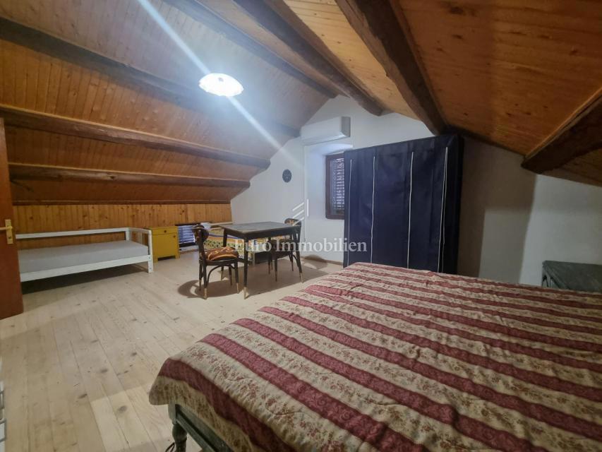 Bribir, Hiša z dvema stanovanjema