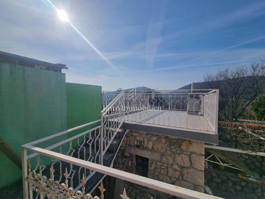 Bribir, Hiša z dvema stanovanjema