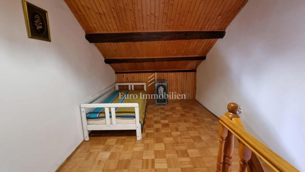 Bribir, Hiša z dvema stanovanjema