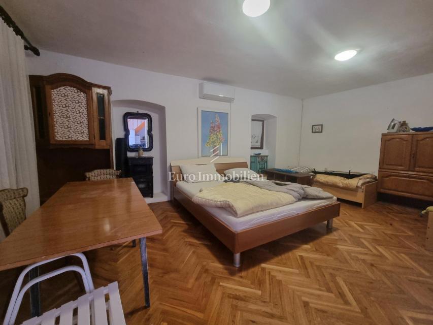 Bribir, Hiša z dvema stanovanjema