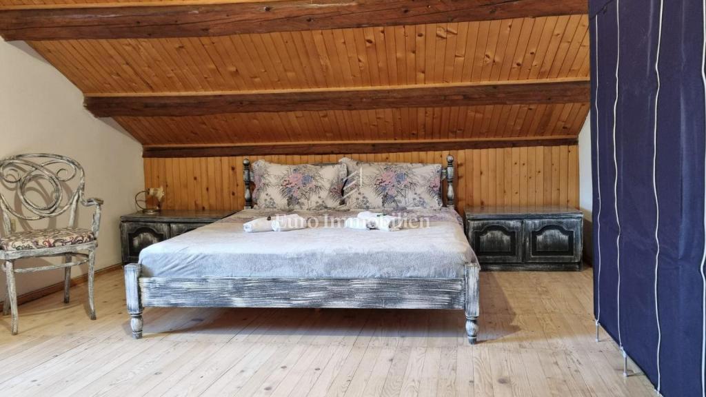 Bribir, Hiša z dvema stanovanjema
