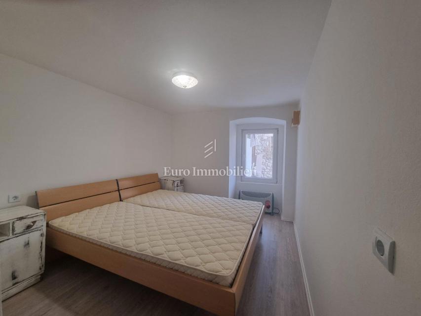 Bribir, Hiša z dvema stanovanjema