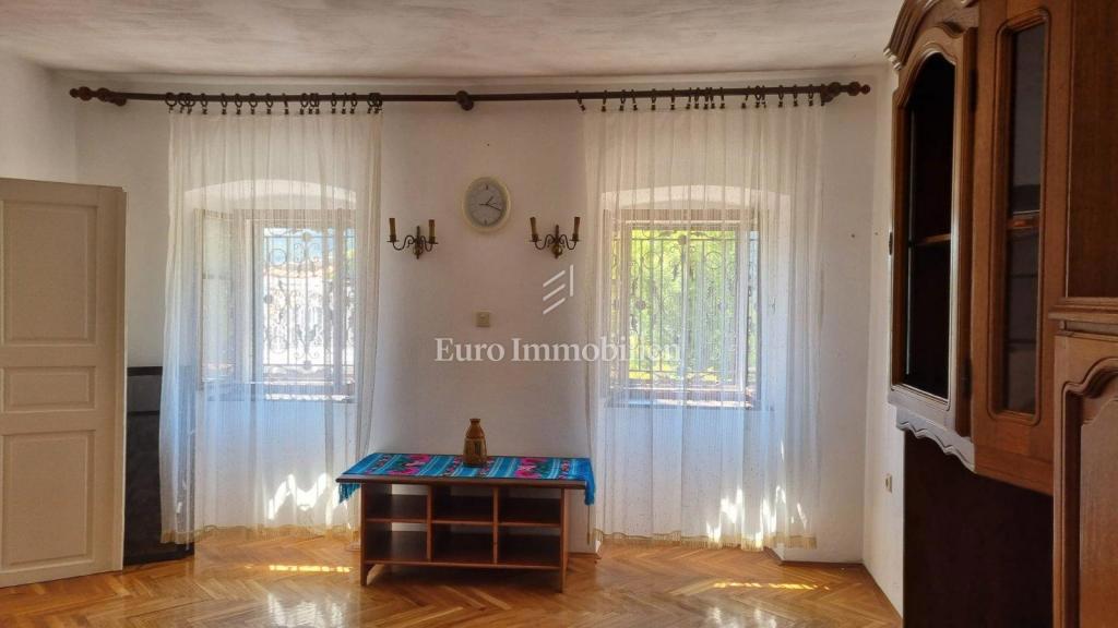 Bribir, Hiša z dvema stanovanjema