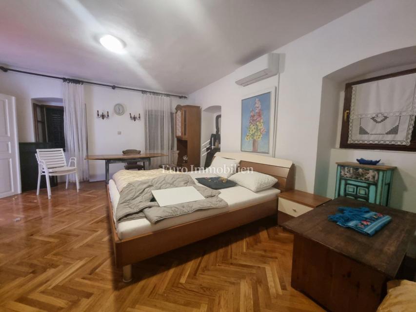 Bribir, Hiša z dvema stanovanjema