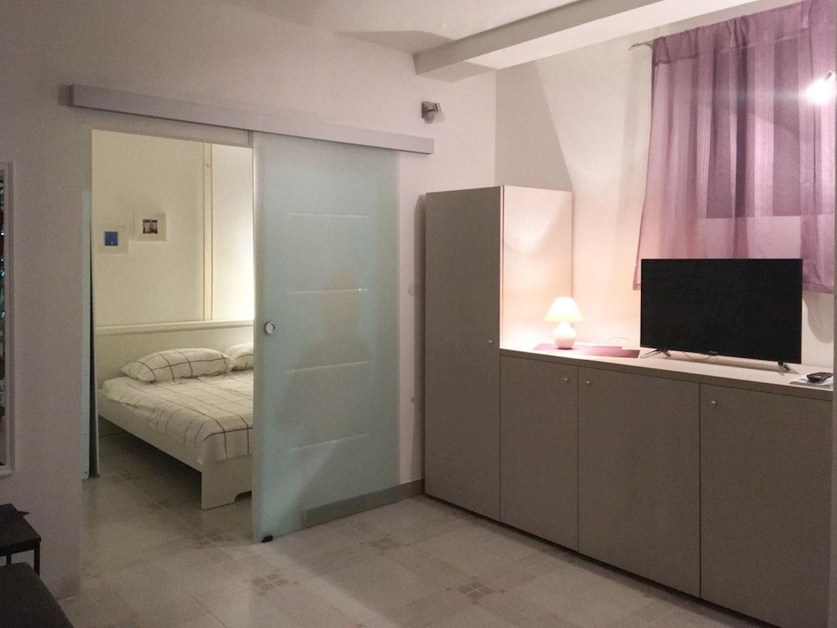 Samostojeća kuća s 10 apartmana, 80m do mora!