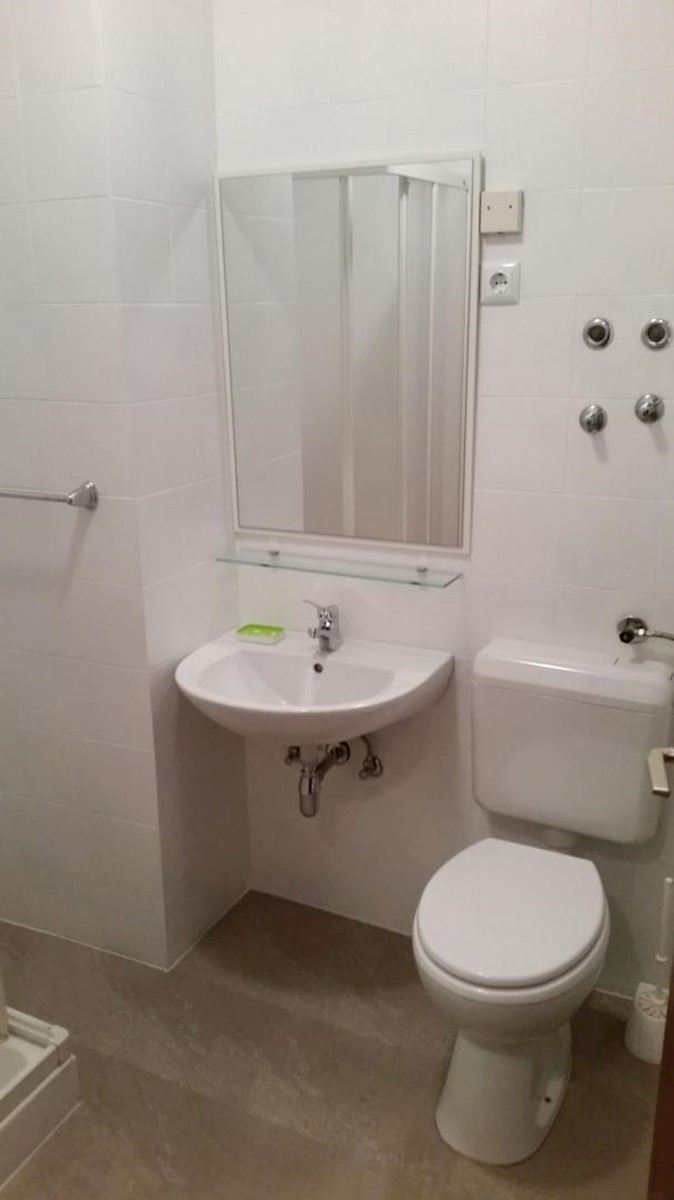 Samostojeća kuća s 10 apartmana, 80m do mora!