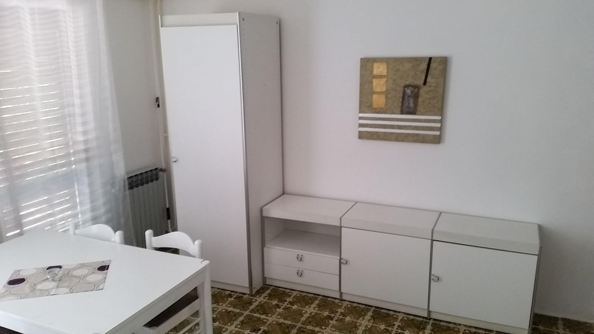 Samostojeća kuća s 10 apartmana, 80m do mora!