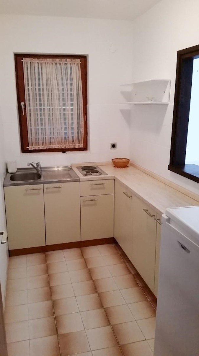 Samostojeća kuća s 10 apartmana, 80m do mora!