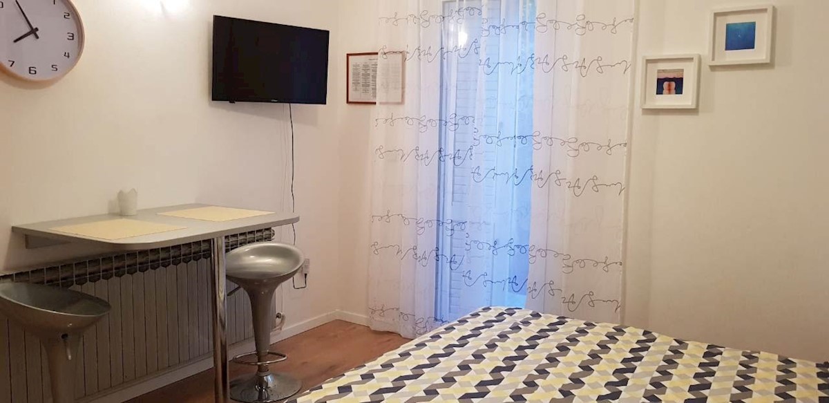 Samostojeća kuća s 10 apartmana, 80m do mora!