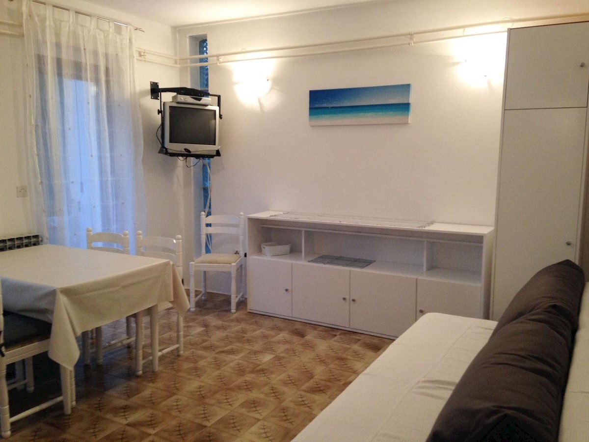 Samostojeća kuća s 10 apartmana, 80m do mora!