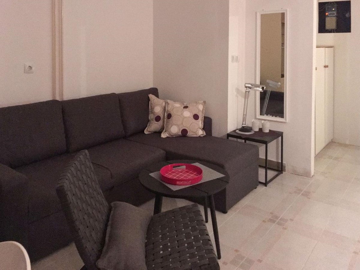 Samostojeća kuća s 10 apartmana, 80m do mora!