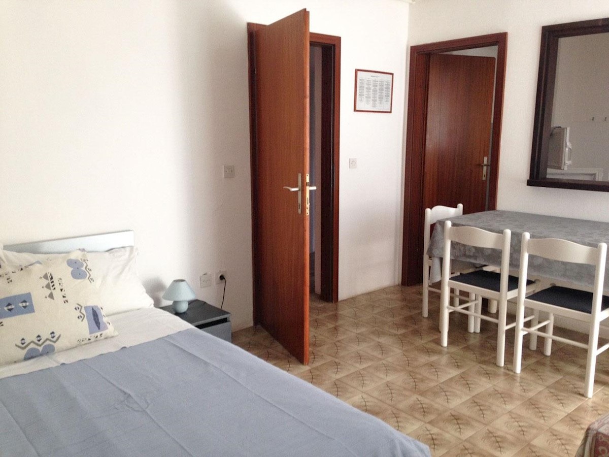 Samostojeća kuća s 10 apartmana, 80m do mora!