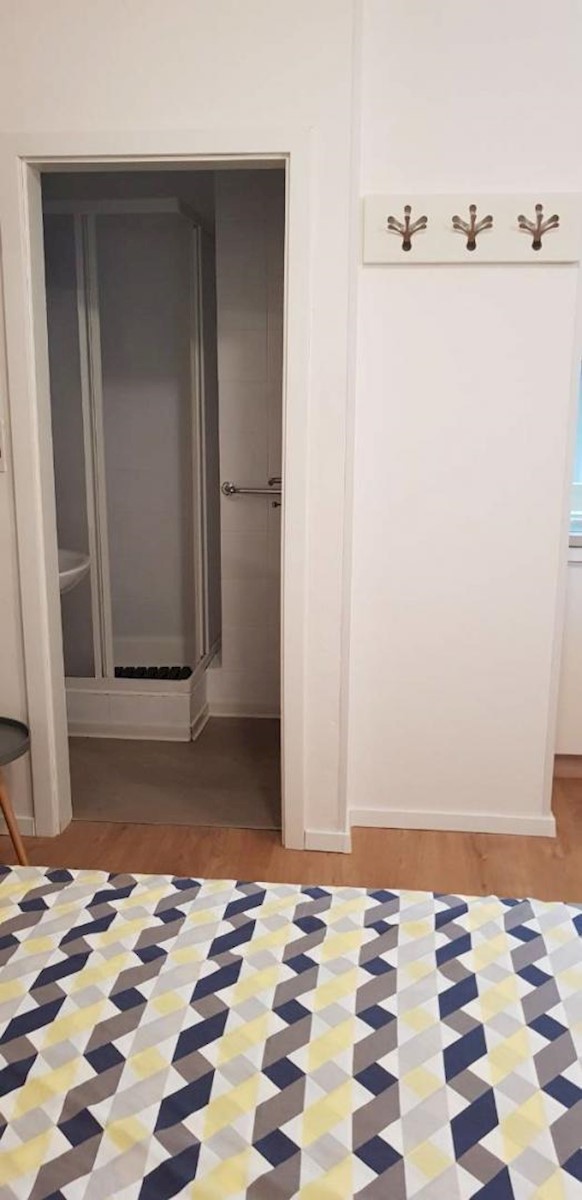 Samostojeća kuća s 10 apartmana, 80m do mora!