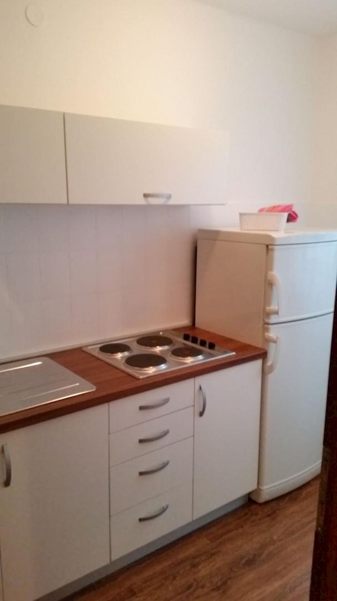 Samostojeća kuća s 10 apartmana, 80m do mora!