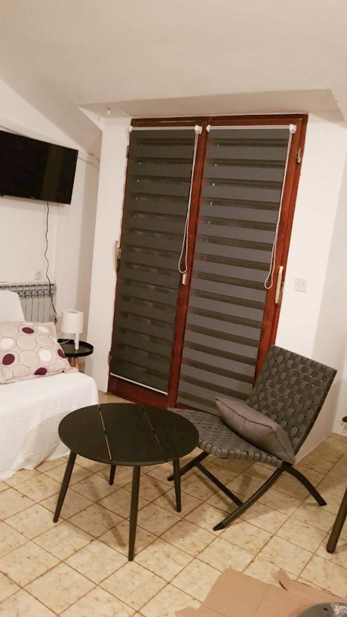 Samostojeća kuća s 10 apartmana, 80m do mora!