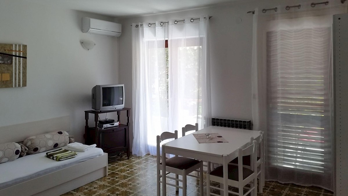 Samostojeća kuća s 10 apartmana, 80m do mora!