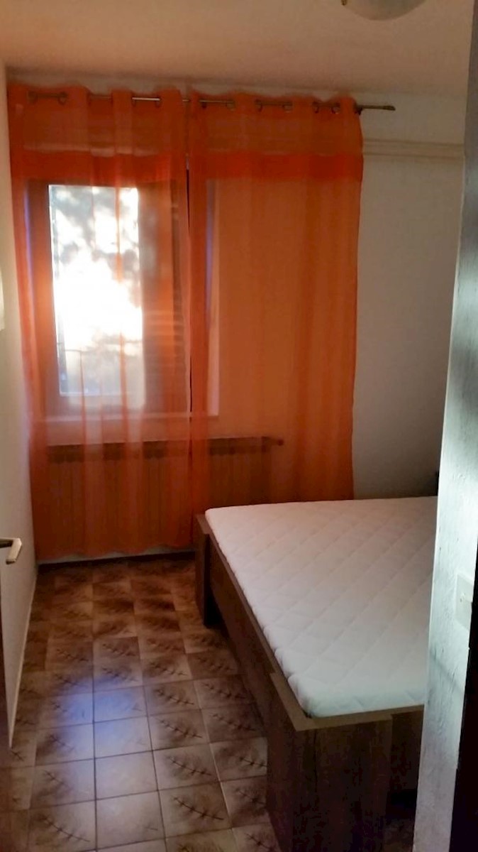 Samostojeća kuća s 10 apartmana, 80m do mora!