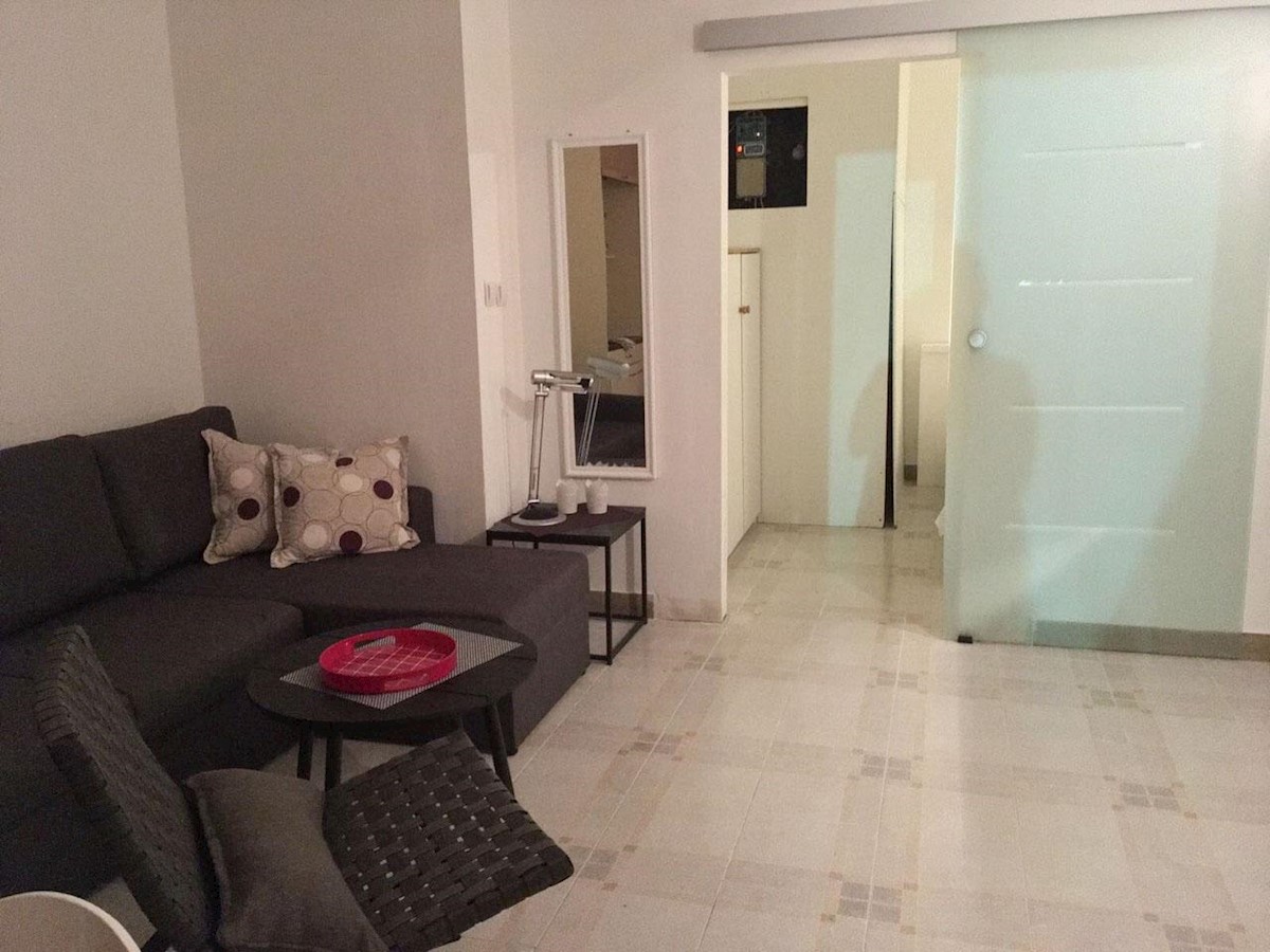 Samostojeća kuća s 10 apartmana, 80m do mora!